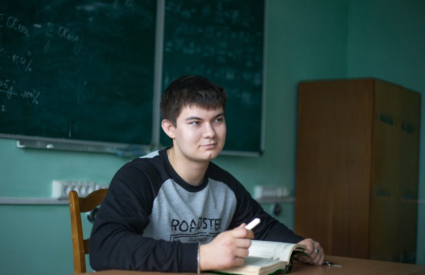 Estudiante repasando apuntes.
